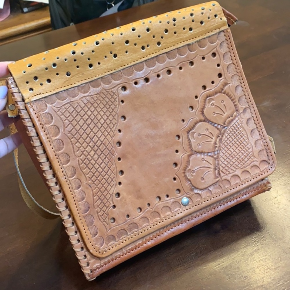 BEAUTIFUL vintage handmade 💯 leather shoulder bag, adjustable strap, cutout